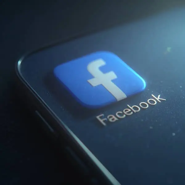 Gros plan sur l’icône de l’application Facebook affichée sur l’écran d’un smartphone.