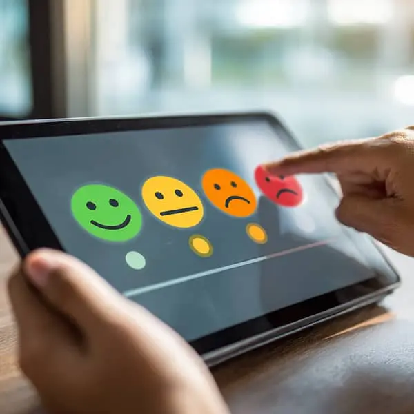 Évaluation de l’expérience collaborateur via une échelle de satisfaction type eNPS sur tablette.