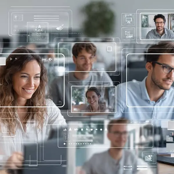 Employés suivant des contenus de microlearning en entreprise, interagissant avec des modules de formation digitale courts sur écrans et dispositifs numériques.