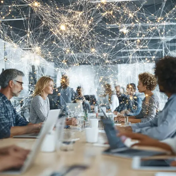 Équipe en réunion devant une cartographie numérique des compétences illustrant une organisation basée sur les skills