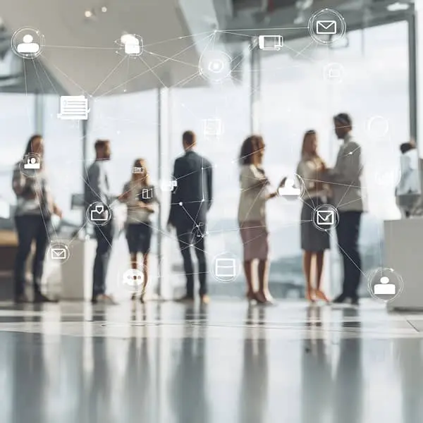 Empleados interactuando en una oficina moderna, conectados por iconos digitales que representan los canales de comunicación interna en la empresa