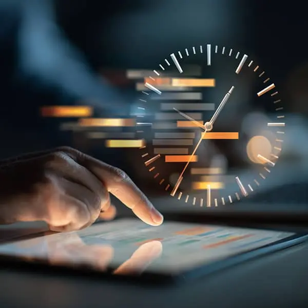 Main consultant un planning numérique avec une horloge en surimpression symbolisant la gestion des heures supplémentaires en contrat 39h