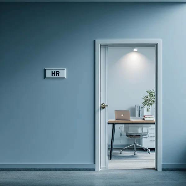 Salarié isolé à son bureau illustrant le harcèlement moral au travail et ses exemples concrets