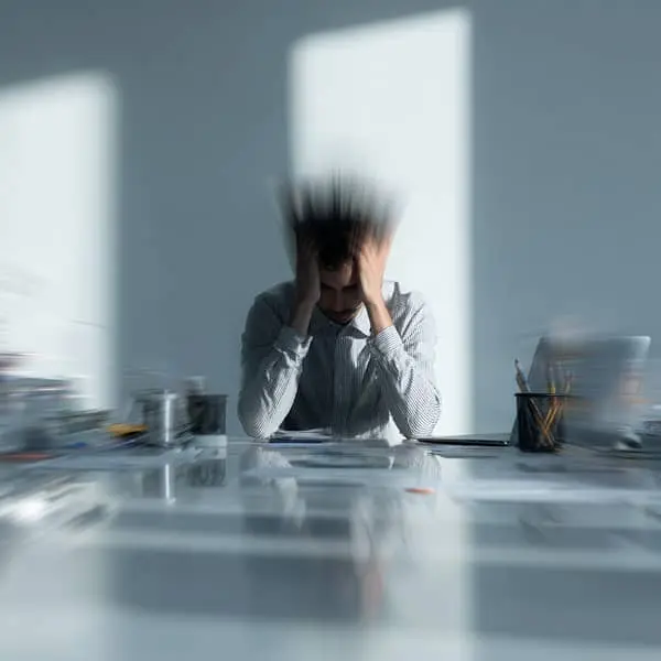 employé stressé au bureau illustrant la montée des troubles psychologiques au travail