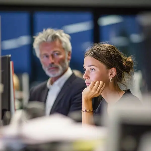 Tensions entre générations au travail dans un open space