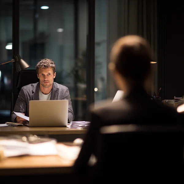 Recruteur analysant des candidatures sur un écran avec un logiciel ATS, illustrant l'optimisation de CV pour l'IA de recrutement