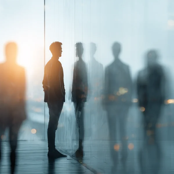 DRH et manager consultant une feuille de route RH sur un écran en réunion, illustrant le workforce planning et l'anticipation des recrutements