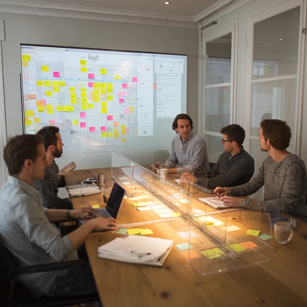 Équipe RH en atelier de conduite du changement autour d'un projet SIRH